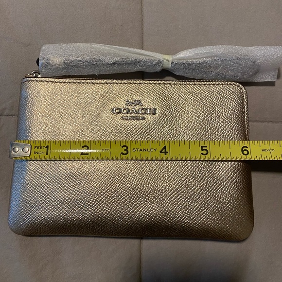 COACH Wristlet. Gold - Picture 5 of 5
